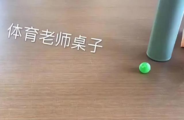 数学|教师们“办公桌现状”,英语老师桌面堆积如山,看到体育老师笑了