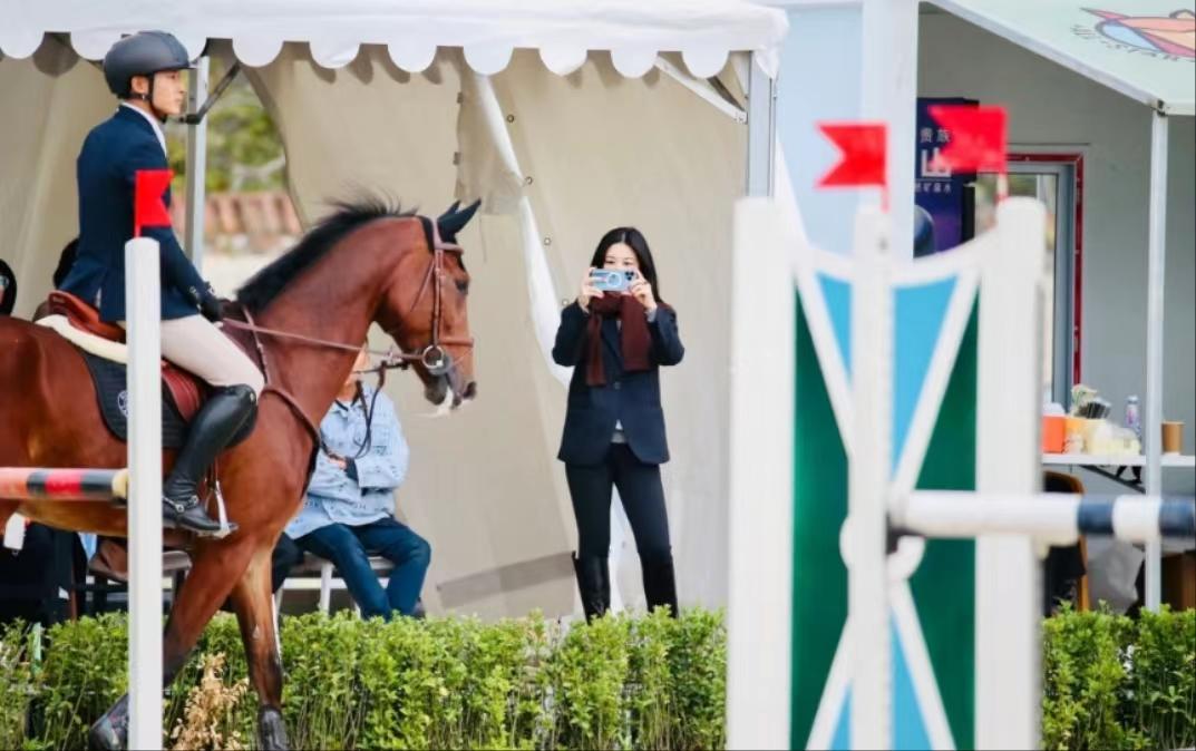 朱珠|朱珠穿黑色紧身衣陪老公练马术，1岁王珠宝呆萌可爱