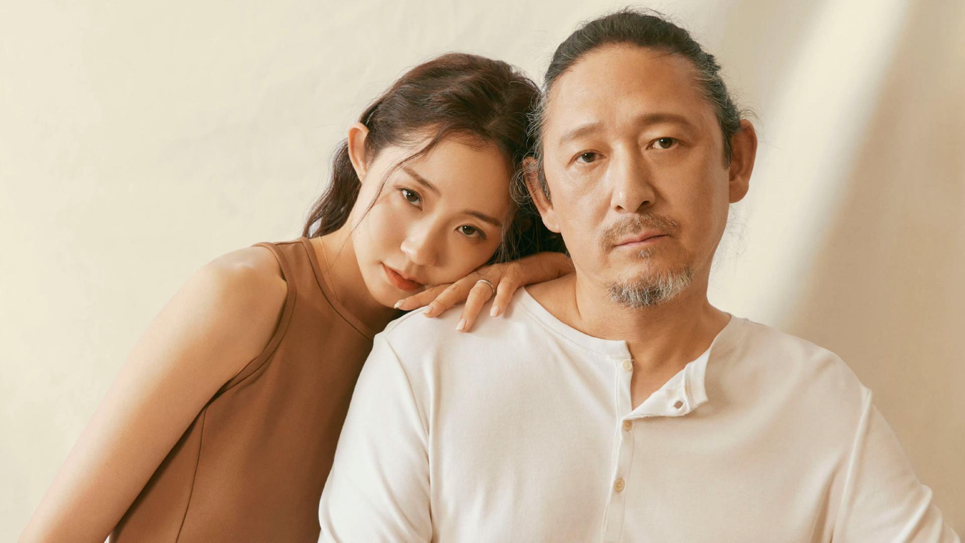 写真|54岁三宝一家登杂志封面！搂4岁儿子尽显父爱，小25岁娇妻颜值高