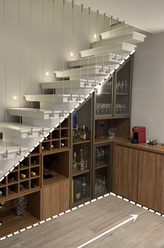 楼梯下方遇到转角墙,学会这3种步入式储物设计,省空间又很实用