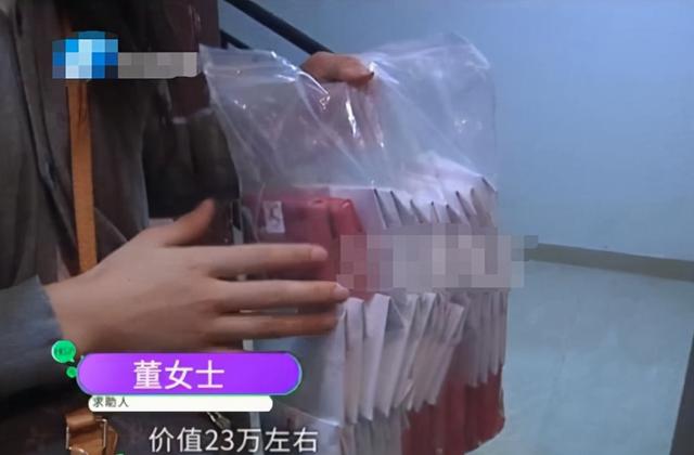 郑州一保洁阿姨捡到23万玉镯,失主给1万酬金,却要求物业开除她