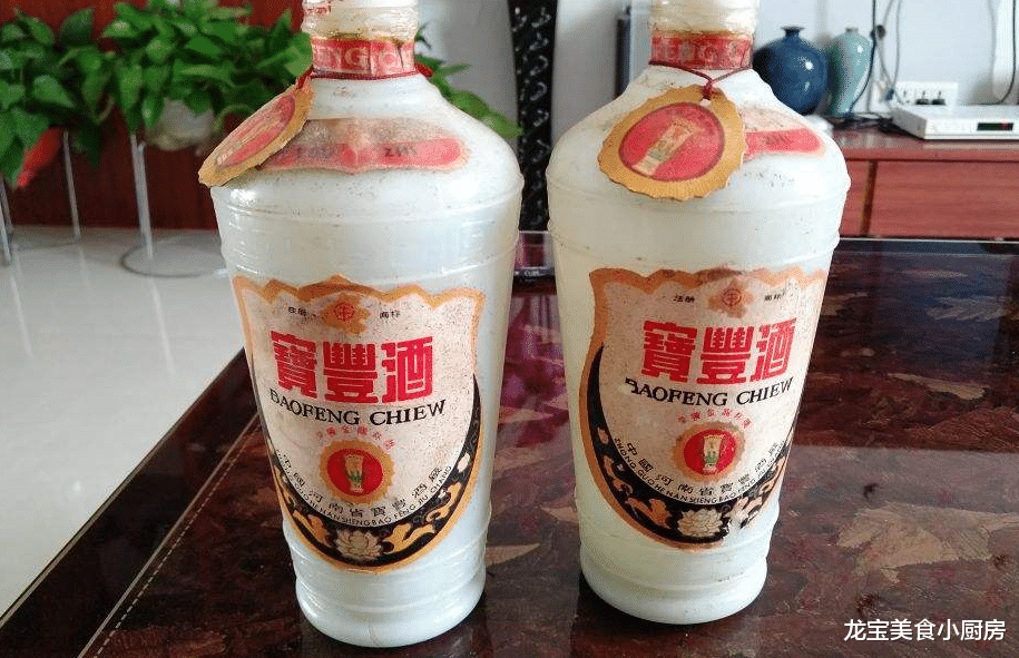 河南一男子,为父亲祝寿,豪掷100万请全村喝茅台,遭网友笔伐