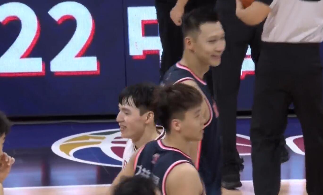 广东男篮|广东险胜，赛后易建联仍不放过吴前，吴前赶紧道歉，结果两人笑了