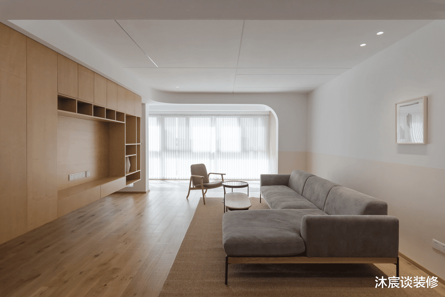 “穷装修”又赢了,他家用大白墙搭配原木家具,轻松打造清爽的家