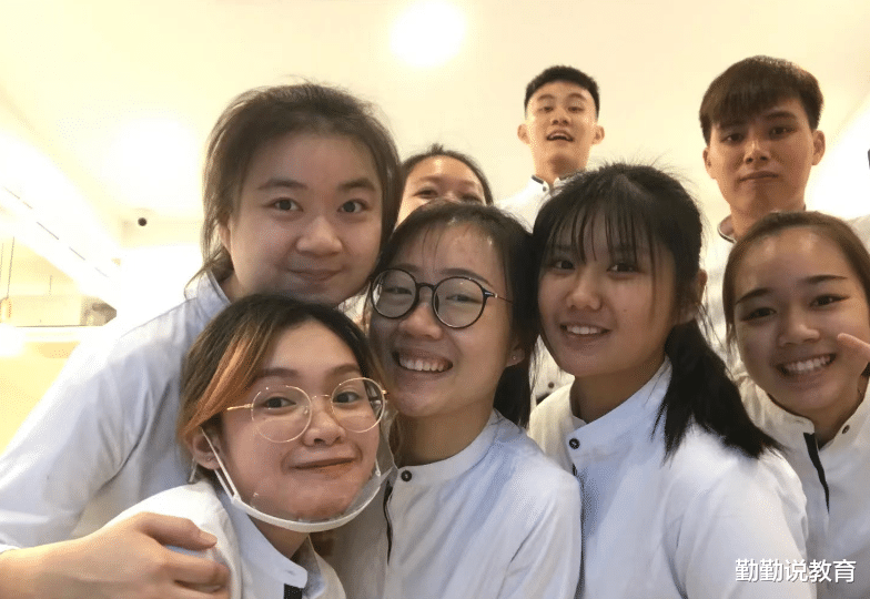 律师|985毕业生进入县城后，结局看似很体面，实际很多专科生都看不上