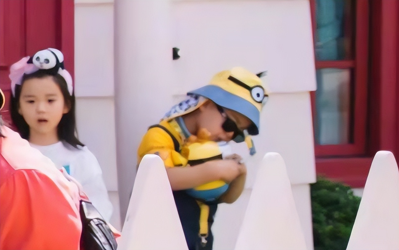 霍思燕|丫丫失婚后露面带娃,不避嫌为前夫整理衣服,朵朵与霍思燕女儿玩耍