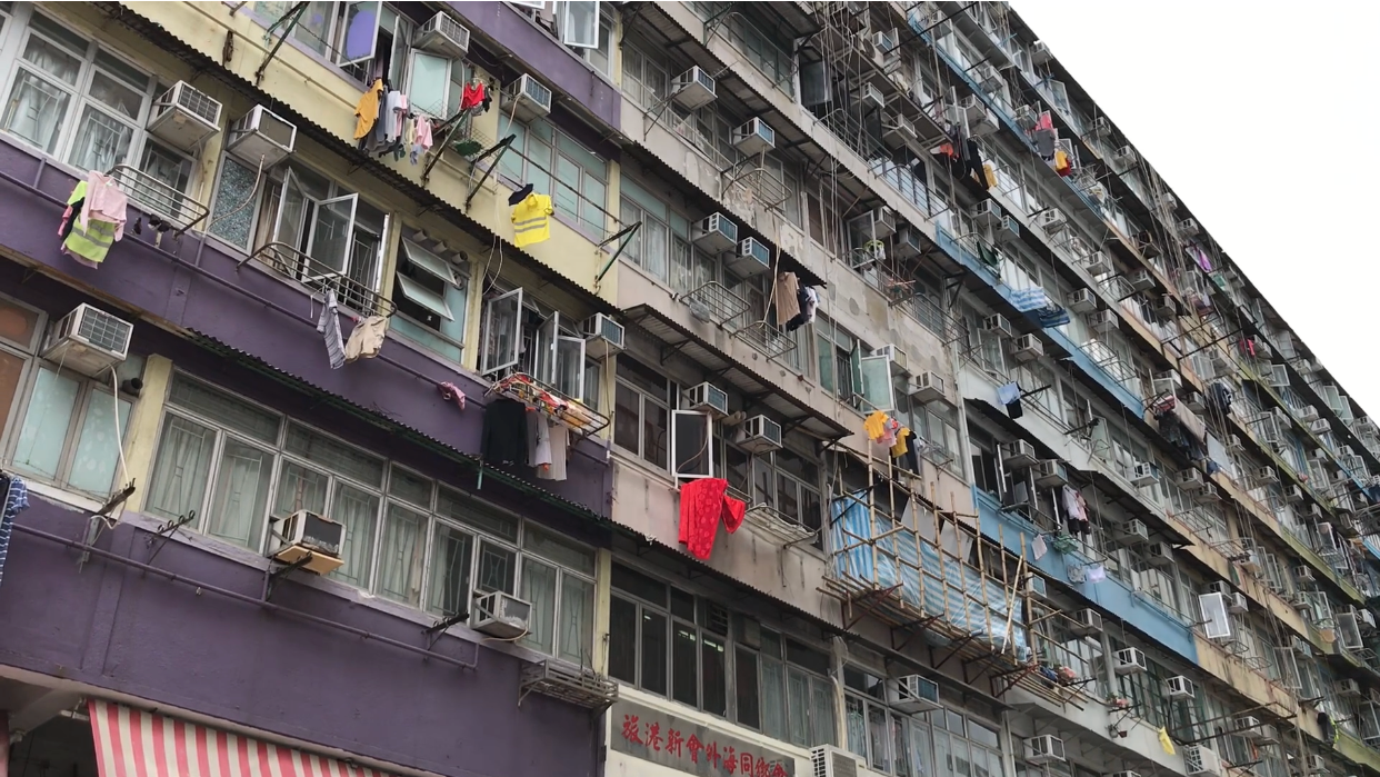 香港|走在香港的街头，看看深水埗老城区的房子都是装的窗机空调
