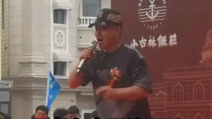 蔡维利|蔡维利参加小商演，穿着普通演唱卖力，曾跟随赵本山参加央视春晚