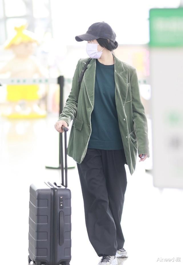 周迅|穿西装的周迅有中年气质了,配T恤阔腿裤率性大方,中性气息挺足