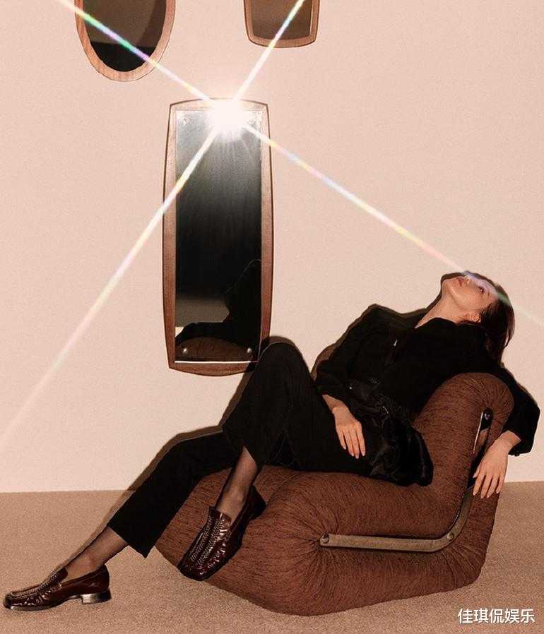 刘诗诗|刘诗诗的气质是真的好，西装搭配小白裤干练还很知性，秒变女精英！