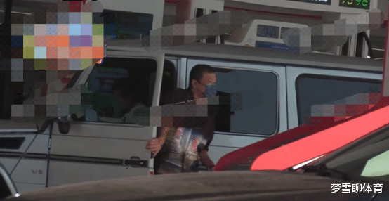 张子枫|影帝廖凡罕现身,开300万豪车载妻子外出,随手扔垃圾被批素质低