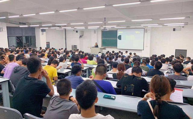 案例:女教授上公共课宣讲夫妻恩爱,和丈夫吵架误开话筒酿悲剧