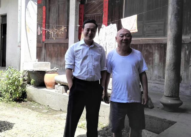 顾宝明|顾宝明遗照首曝光,双手交叉面露微笑显霸气,大女儿帮忙料理后事