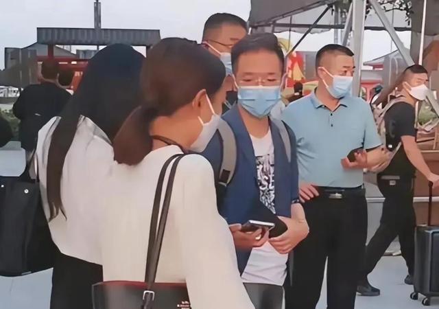 老杜故伎重演被赶出法庭；谢律慌不择言遭两次训诫，网友：痛快