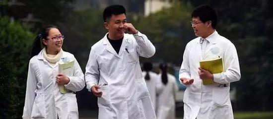 眼科医生神似“肖战”,粉丝看完不淡定了,好像突然眼睛有点问题