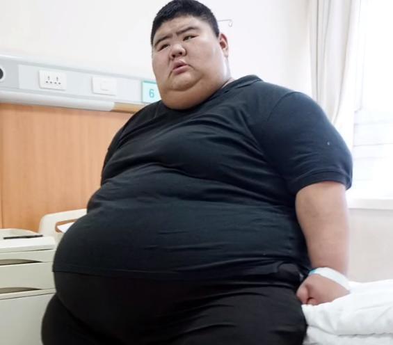 番茄 为爱减重400斤后,王浩楠反弹30斤遭嫌弃,被女友亲自送回减肥营