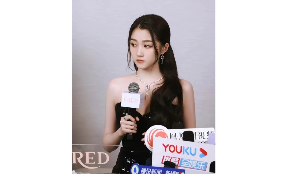 关晓彤|关晓彤最新妆造!穿黑色礼服变千金大小姐,出席活动怼脸拍都超美