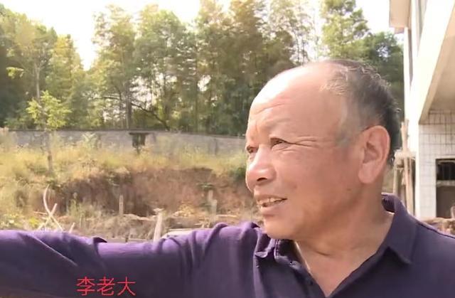 父母捡垃圾住危房，儿子住别墅却不管父母，还找老人要100元房租