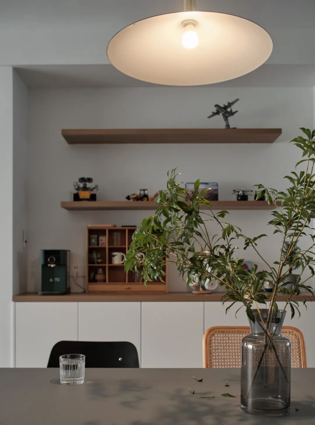 32岁男主靠自己买下125㎡房子,改造后和猫咪一起生活,轻松自在