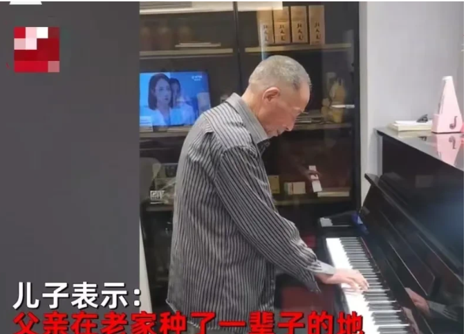 江苏无锡,大爷酒后突然到钢琴旁即兴弹奏一曲,一旁儿子惊呆了!