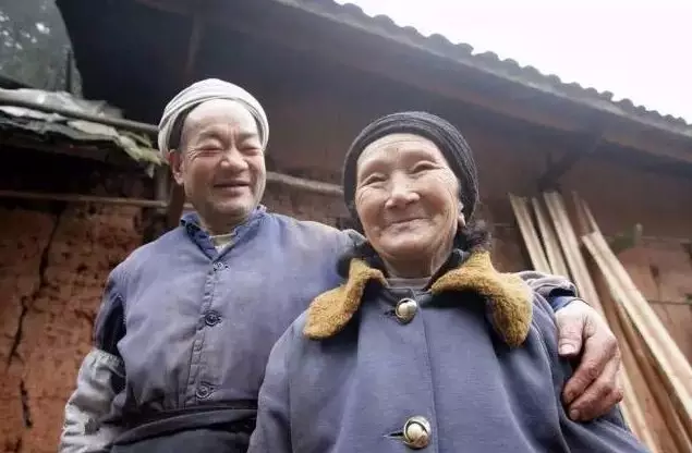 他与29岁寡妇私奔,隐居深山养育7个儿女,凿6208台阶都是因为爱