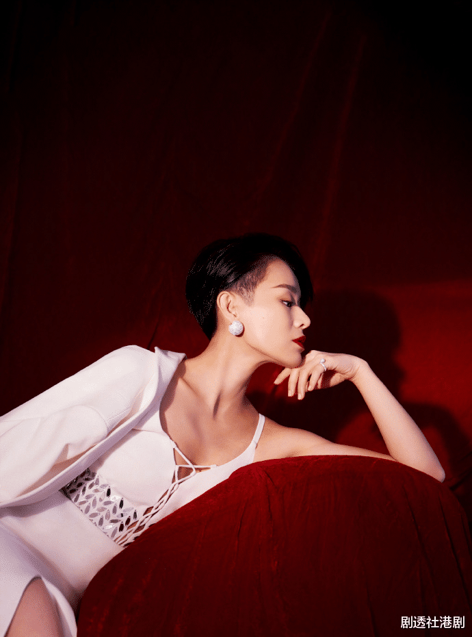 运动 率性干练获网友大赞，42岁胡杏儿时隔十年再剪短发参加《乘风破浪》
