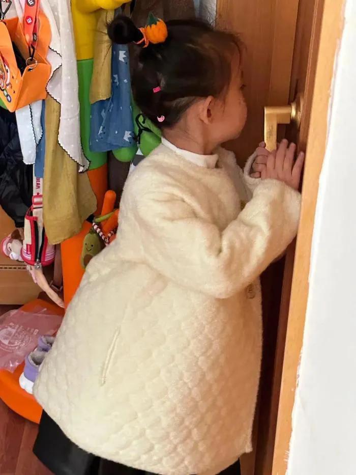 董子健|偶遇董子健带娃出游,父女有说有笑很欢乐,大福打扮随意像爸爸