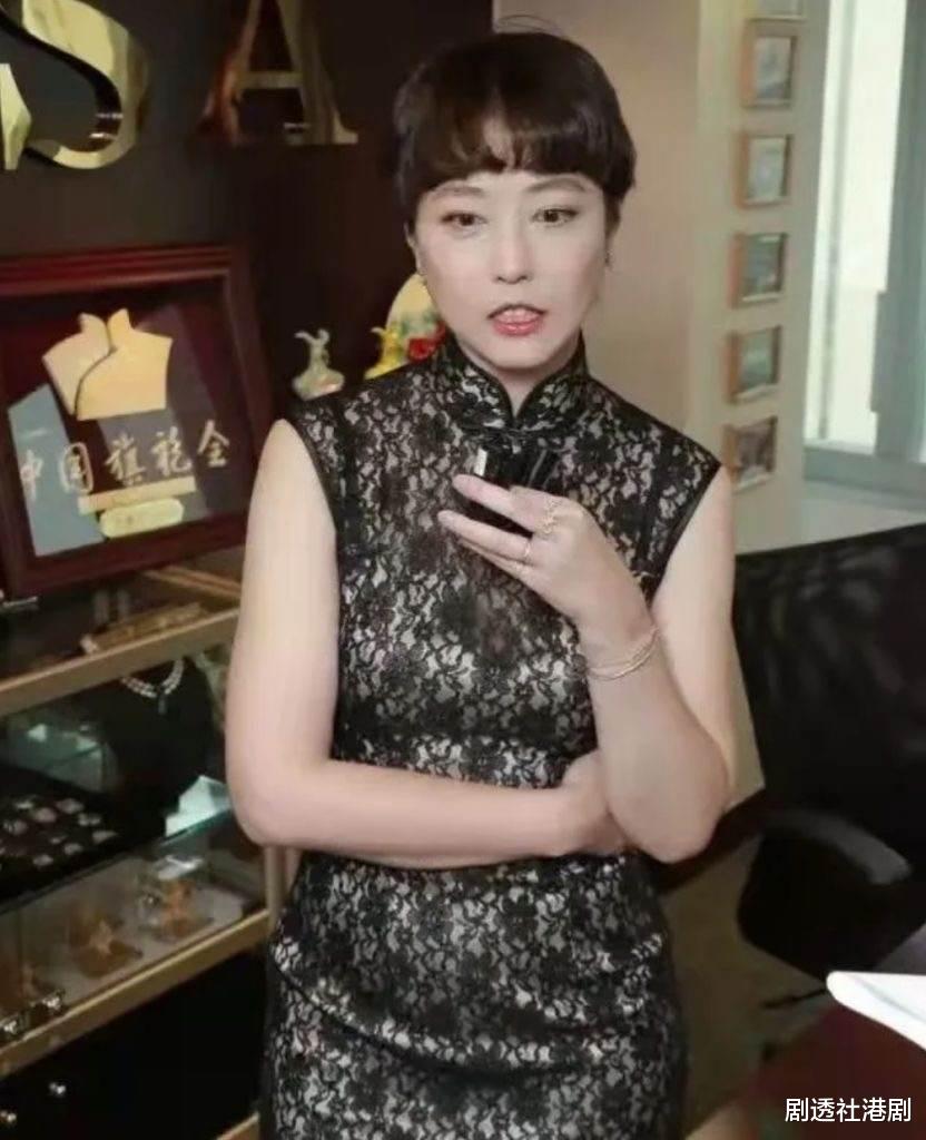 周海媚|55岁周海媚臃肿近照曝光,身穿旗袍搭配黑丝袜,小腹赘肉明显