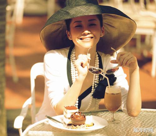 姐姐|余男的唇,李菲儿的腰,谭松韵的臀,这6位中年女星的性感很高级