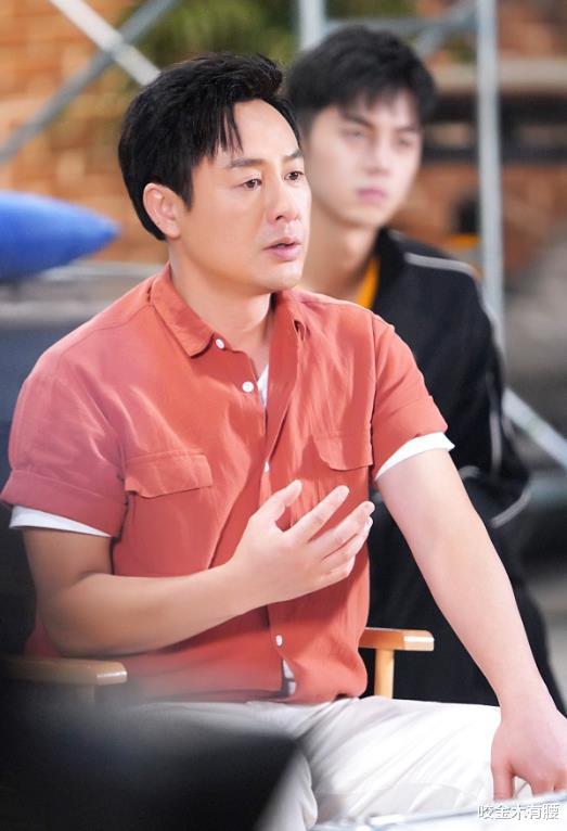 张颂文|张颂文民国风新剧路透,网传片酬涨至千万,网友纷纷喊话:先买房