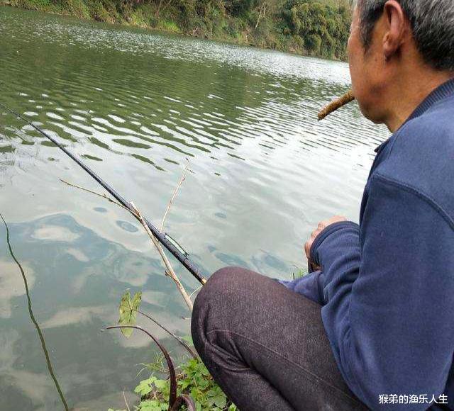 |老汉用蚯蚓钓了一辈子鱼，却说现在的钓鱼技术太先进，禁钓就对了