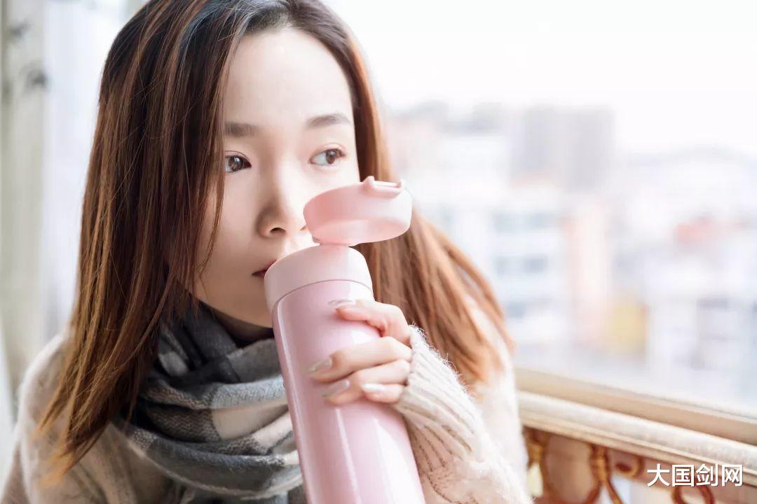“夺命保温杯”屡次遭央视曝光,热水变“毒水”?大家可得注意着