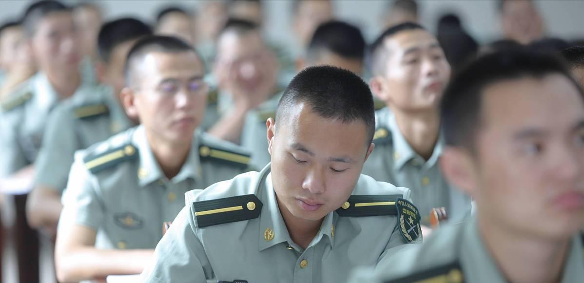 为何许多老兵都说千万不要大学在读去当兵？大学期间会怎么样？