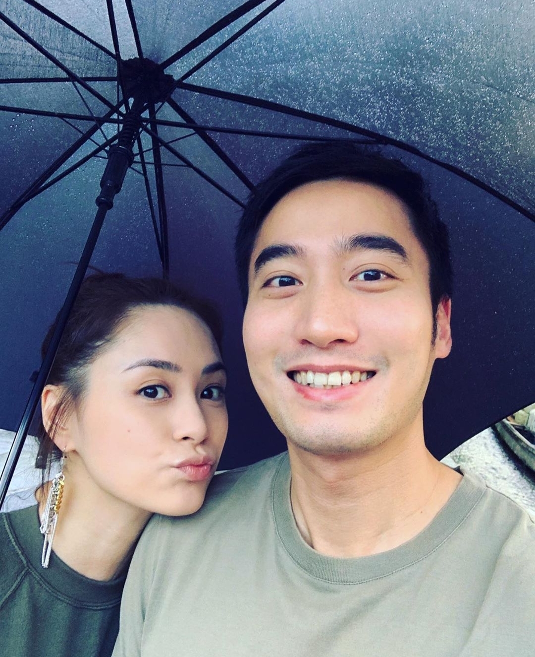 赖弘国|阿娇前夫赖弘国首晒全家福,为儿子弹吉他,妻子穿背心罕见出镜