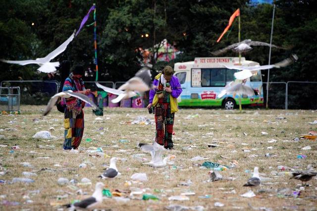 前一天英国民众还在为“环保少女”鼓掌，转身把垃圾扔满了音乐节现场