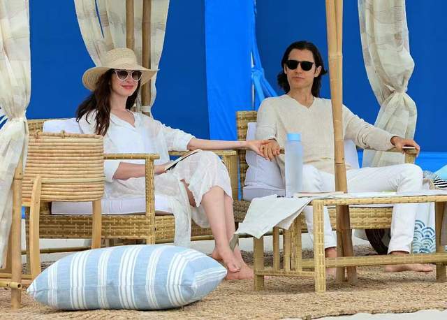 安妮·海瑟薇|安妮·海瑟薇亮相宣传新片，元气满满；新剪刘海很有少女感