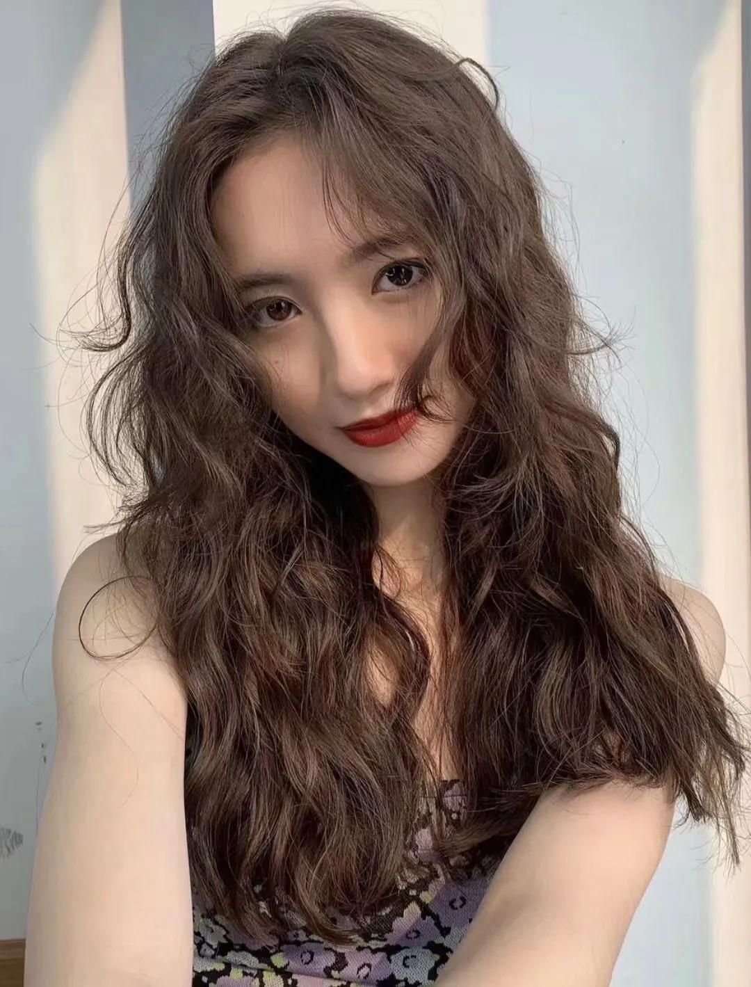 发型 减龄不一定要烫羊毛卷，太挑人！今年流行“慵懒卷”，很有女人味