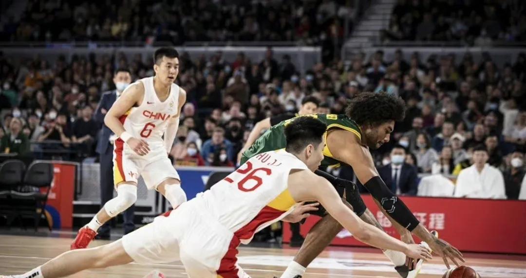 苏群发文揭露男篮惨败的真因,后卫对抗普遍不足,弃高诗岩吃了大亏