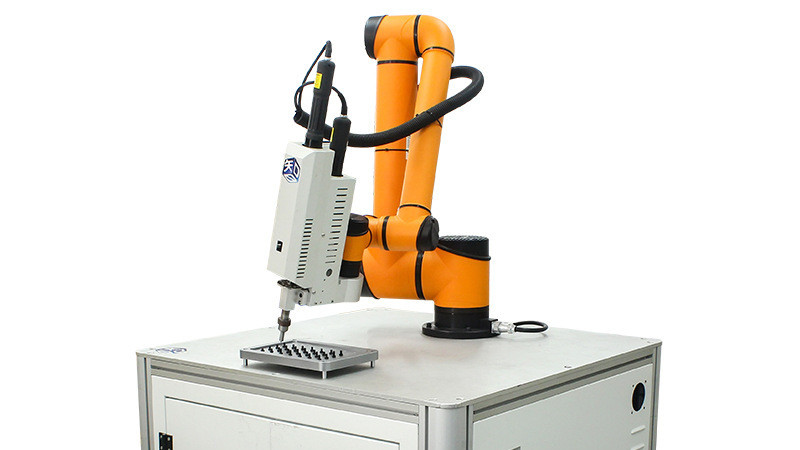 |坚丰机器人自动锁螺丝机的机械手与PLC