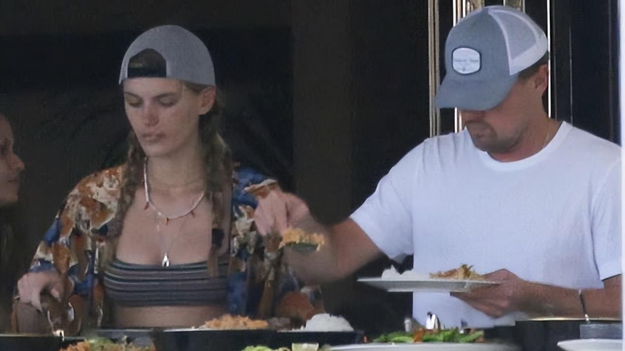 莱昂纳多·迪卡普里奥|48岁小李子带23岁模特乘游艇，新欢胸衣外穿肚皮紧致