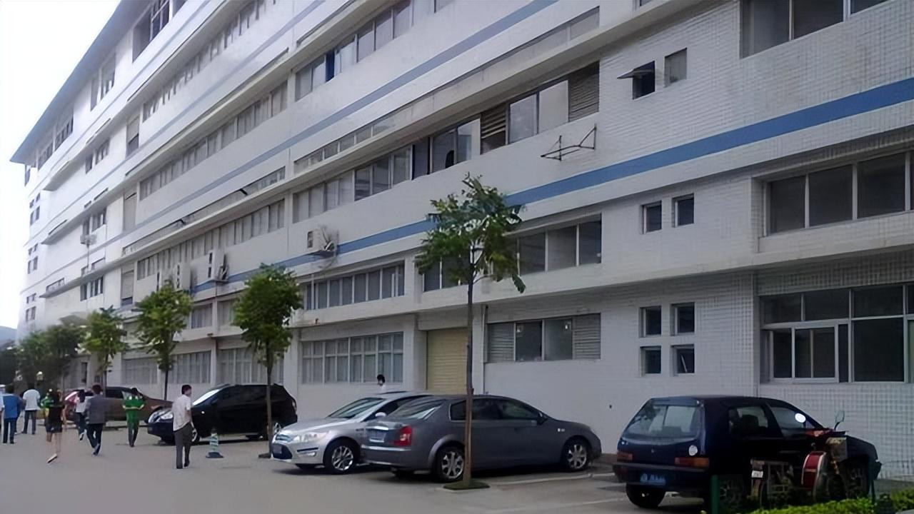 摄像头|几个年轻人去电子厂面试，看到车间密集的摄像头转身就走