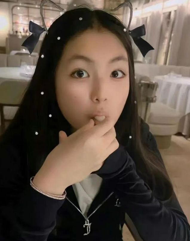 李湘|李湘母女国外高档餐厅吃饭,点多份名贵食材,获两位外籍帅哥服务