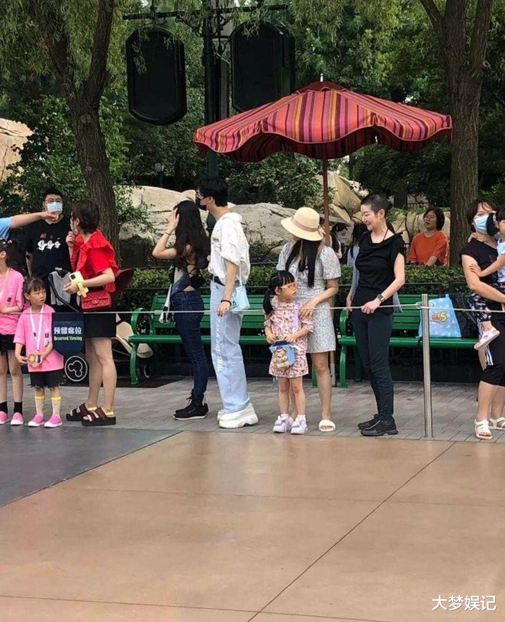 伊能静|伊能静携女游迪士尼,54岁直筒身「接地气」曝真实状态