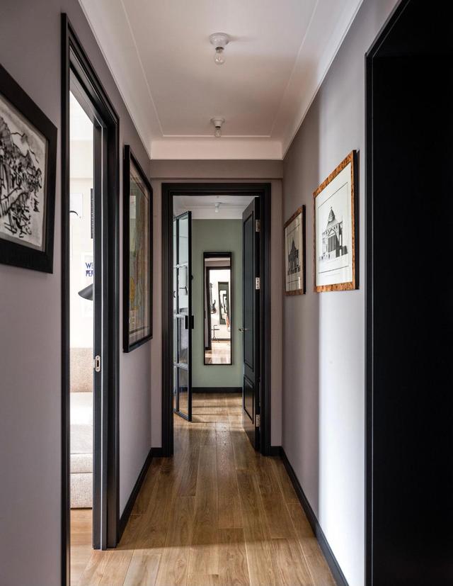 用舒适的深色调+复古风家具，实现老房逆袭，90平公寓的优雅世界