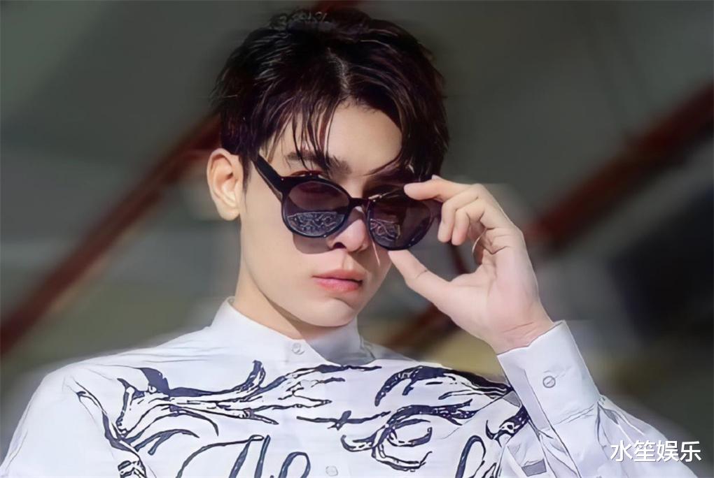 王嘉尔|王嘉尔有多受泰星欢迎,Mookda、PP毕业典礼都有他的人形牌