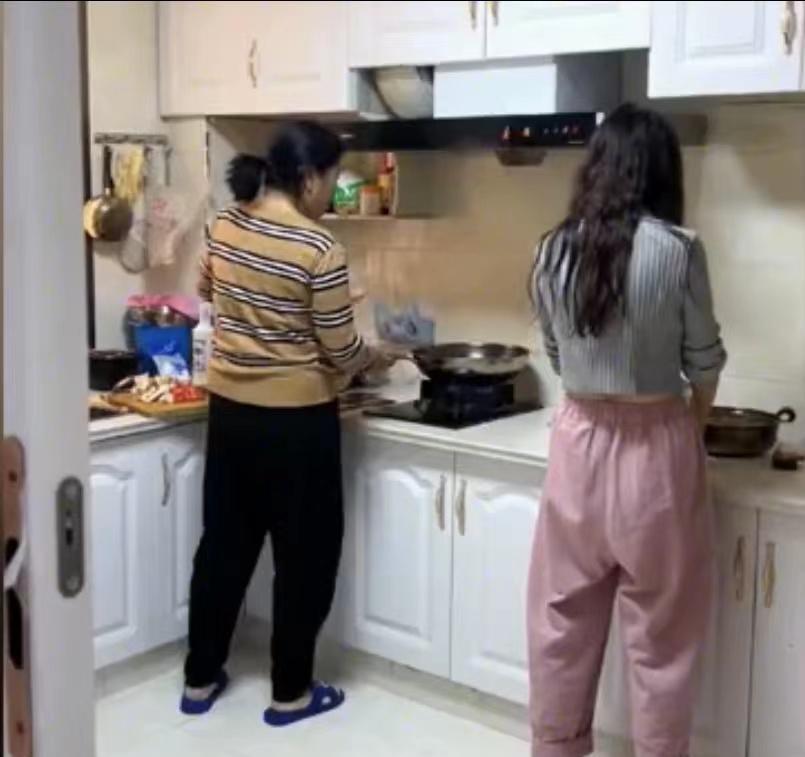 亲妈炒菜时突然起火,儿子带着妻子慌忙逃出,反手动作把亲妈气晕