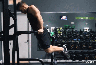双杠|双杠臂屈伸,双腿向前和双腿向后,哪种做法的训练效果更好?