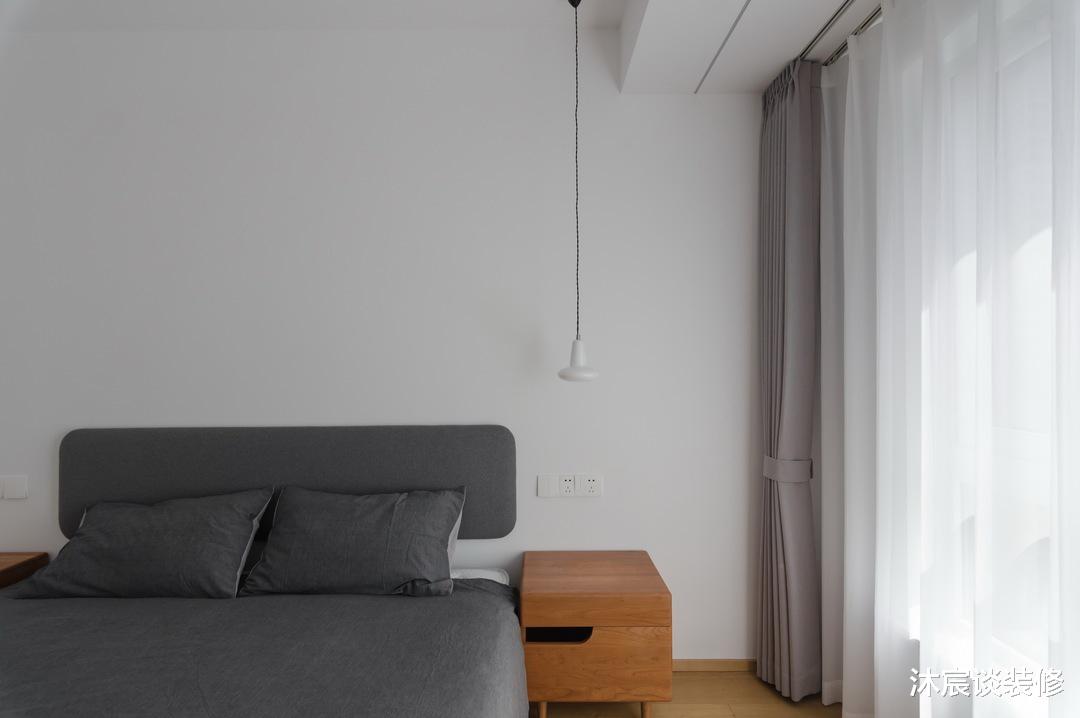 “穷装修”又赢了,他家用大白墙搭配原木家具,轻松打造清爽的家