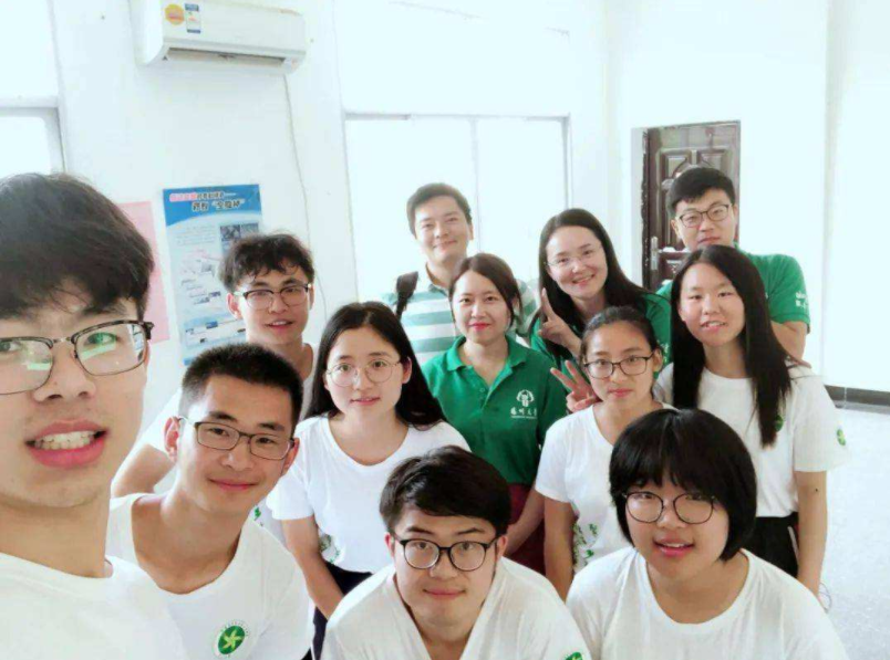 穿衣搭配|应届毕业生有福了，知名211高校招聘辅导员，录取后可享事业编