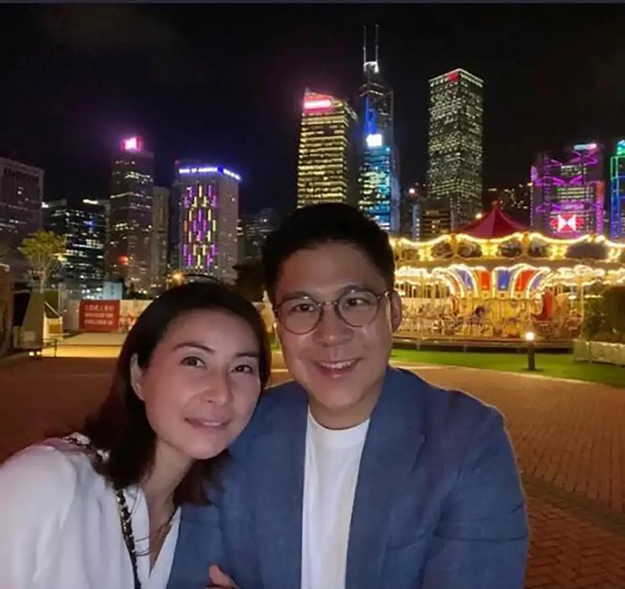 霍启刚|霍启刚夫妇约会看演出甜蜜撒狗粮，郭晶晶依偎在老公肩膀超有爱